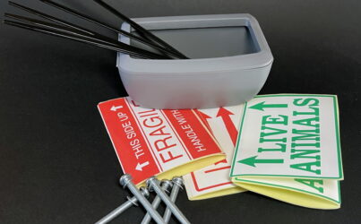 Travel Kit IATA. Комплект болтов для переноски «Skudo» с поилкой, наклейками «Live Animals» и бейджиком